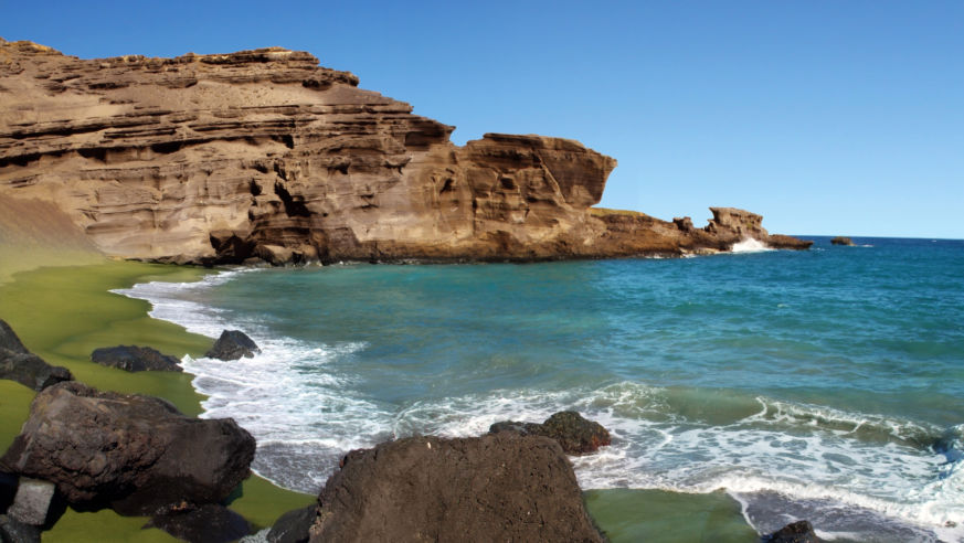 Colorful_Beaches_Papakolea_Hawaii_green_rocks