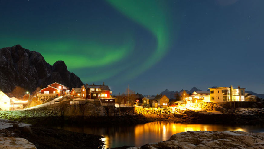 NaturalPhenomenon_NorthernLights_Town