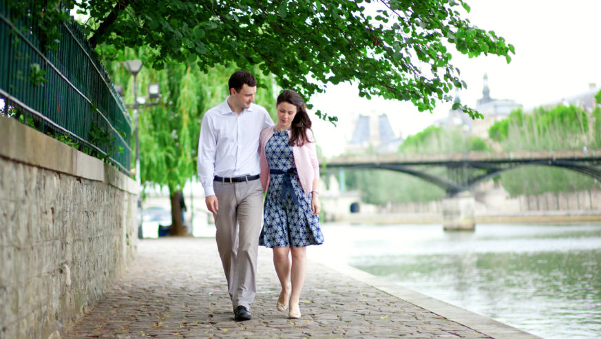 Paris_Spring_street_couple_walking