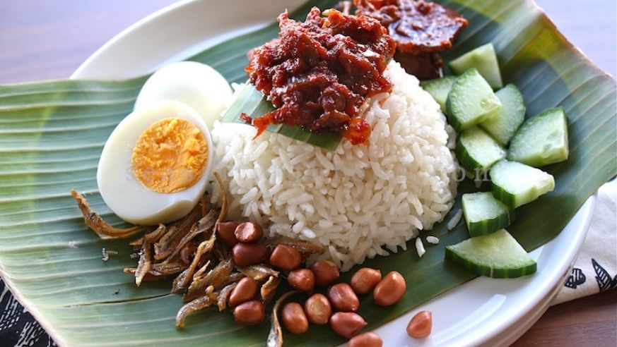 Singapore breakfast nasilemak