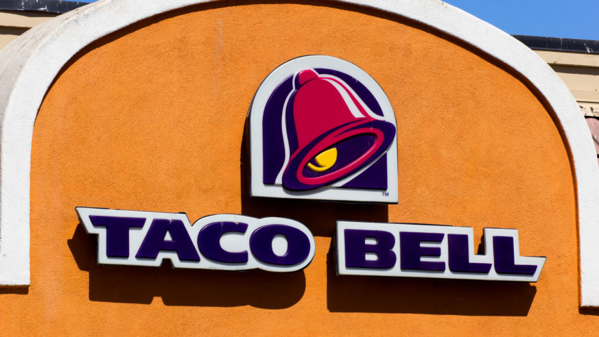 A street view of a Taco Bell restaurant logo in California.