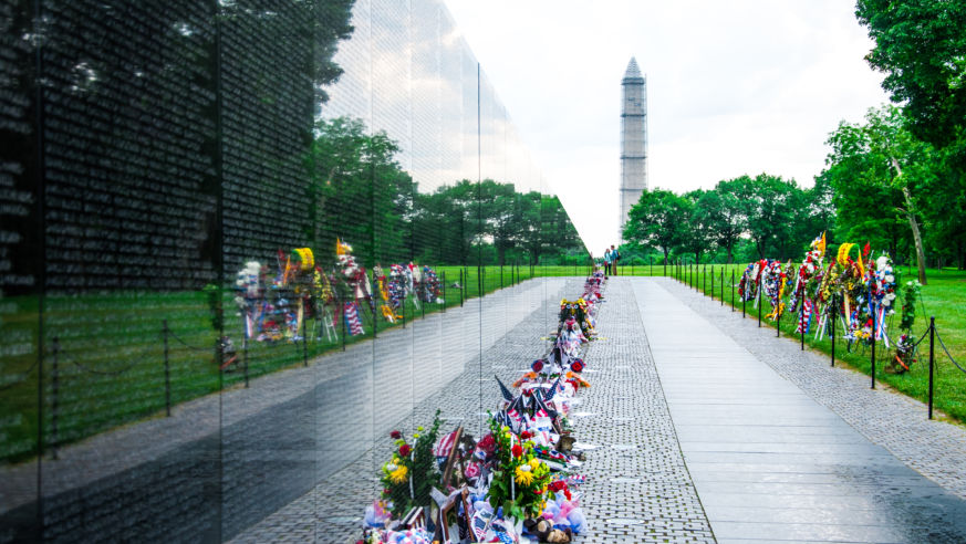 Washington-DC_Vietnam-memorial_flowers_31279414