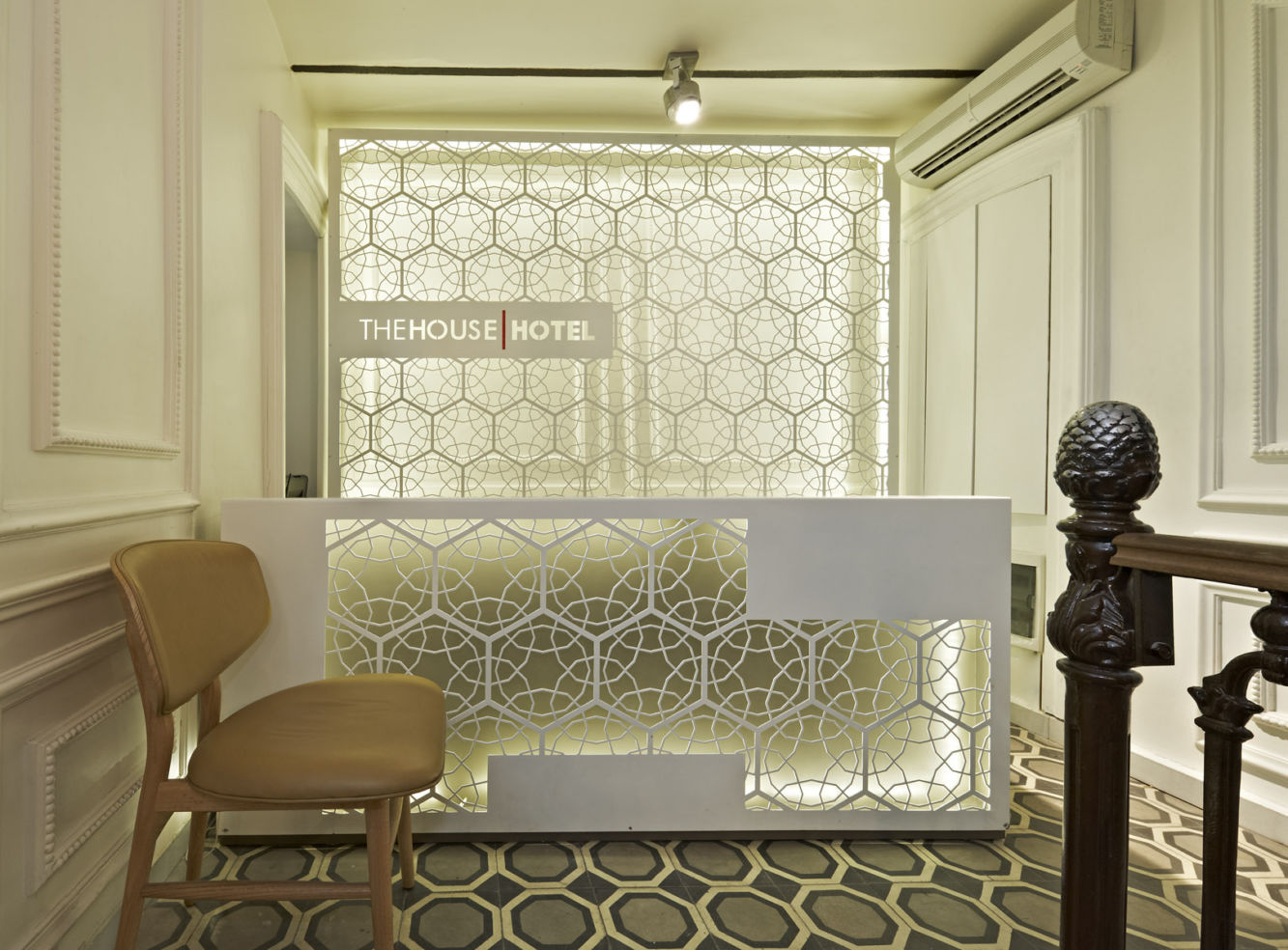 House Hotel Front Desk