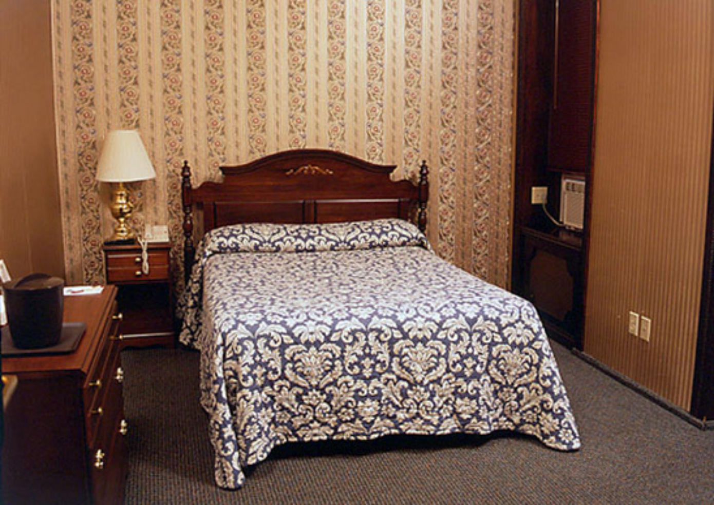 Hotel 17 room with queen bed