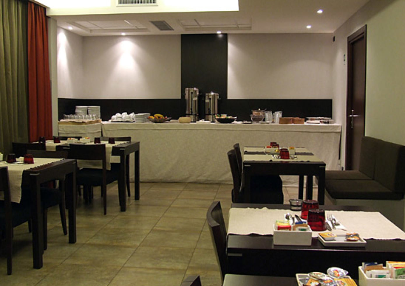 The breakfast room at Hotel Re di Roma.