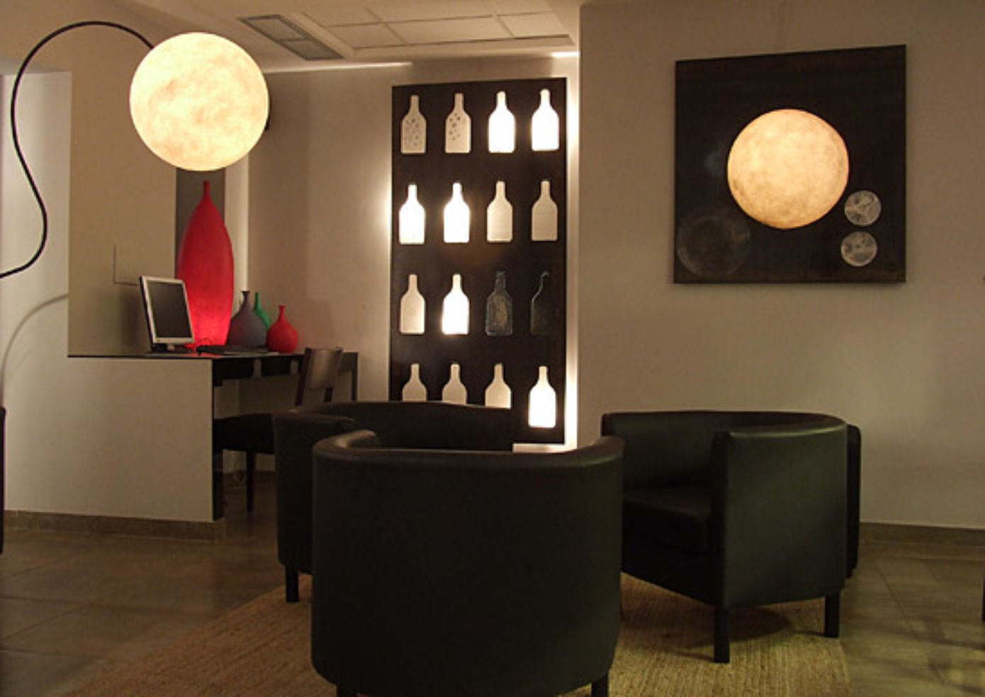 Hotel Re di Roma has modern wall art and chairs in a lounge where you can access the Internet for free.