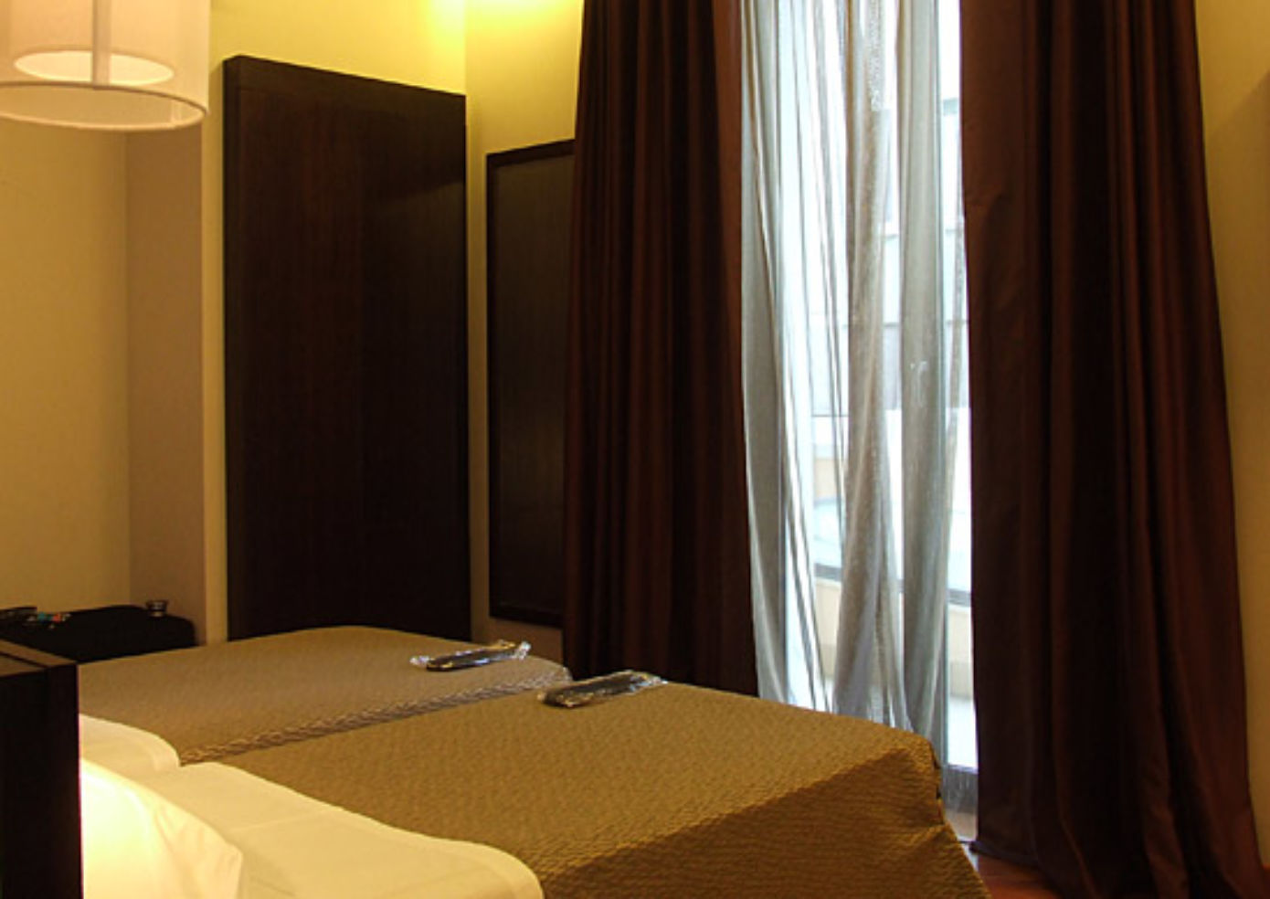 Large, and not just by Roman standards, the 38 rooms at Hotel Re di Roma are done up in neutral tones, with soft lighting.