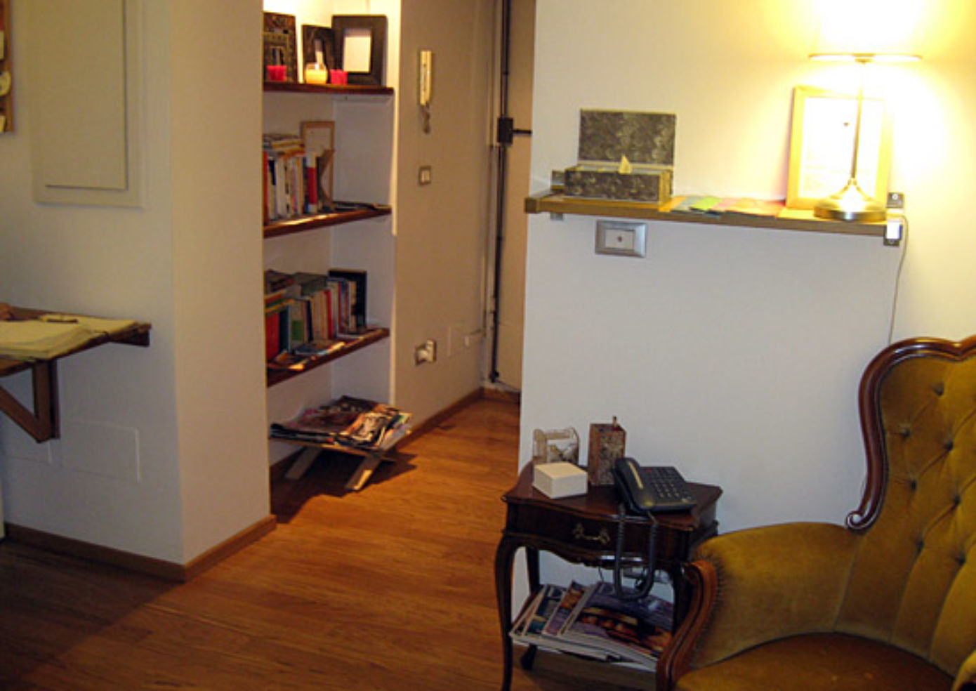 Guests can settle into a worn armchair by shelves of guidebooks at homey Arco del Lauro.