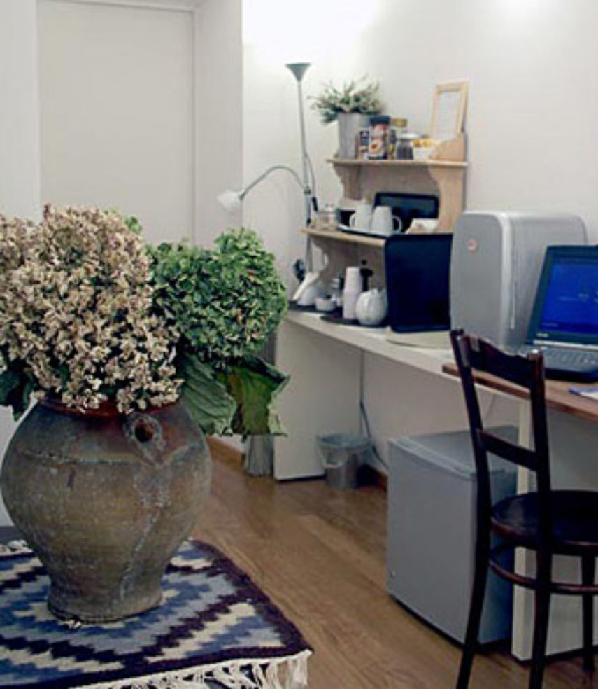 Guests at Arco del Lauro can make free use of the phone for local calls and the computer.