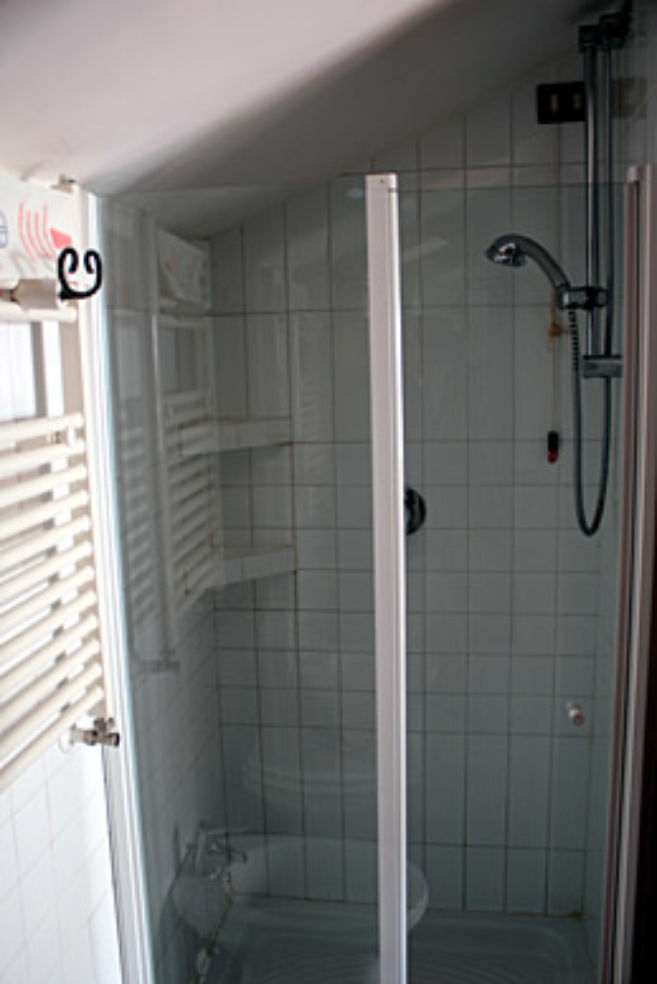 The bathroom of room 62 at Okapi Rooms.