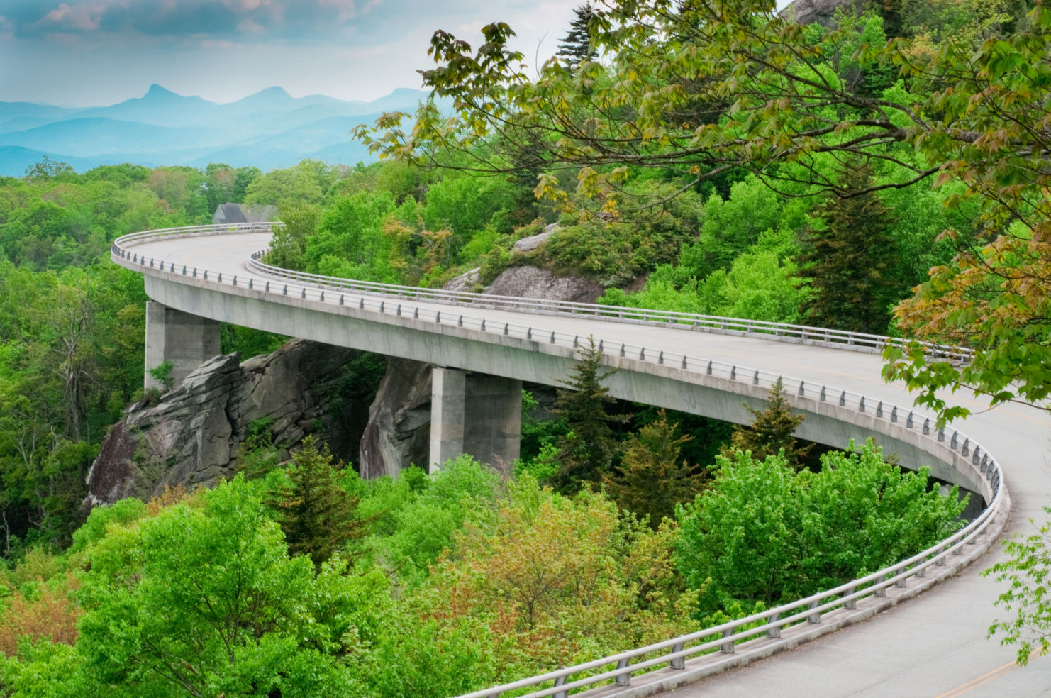 American_Drives_Blue-Ridge-Parkway_road