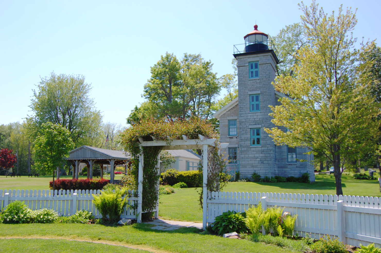 American_Drives_Great-Lakes-Seaway_Sodus-Point_lighthouse