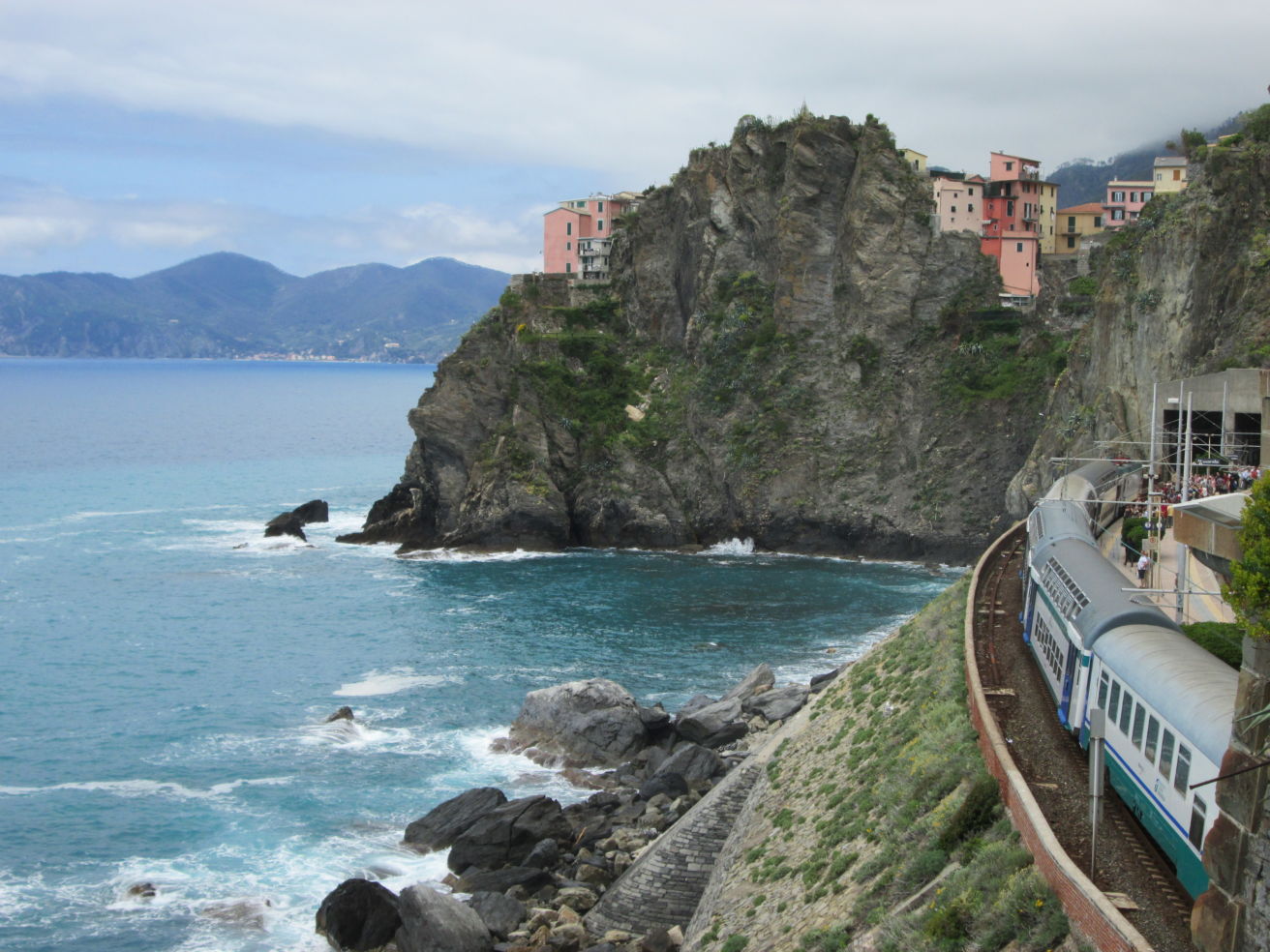 A train travels between Riomaggiore and Manarola along the Villa dell'Amore.