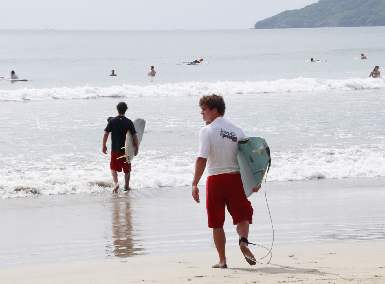 Costa-Rica_Whitney-Tressel_surfers