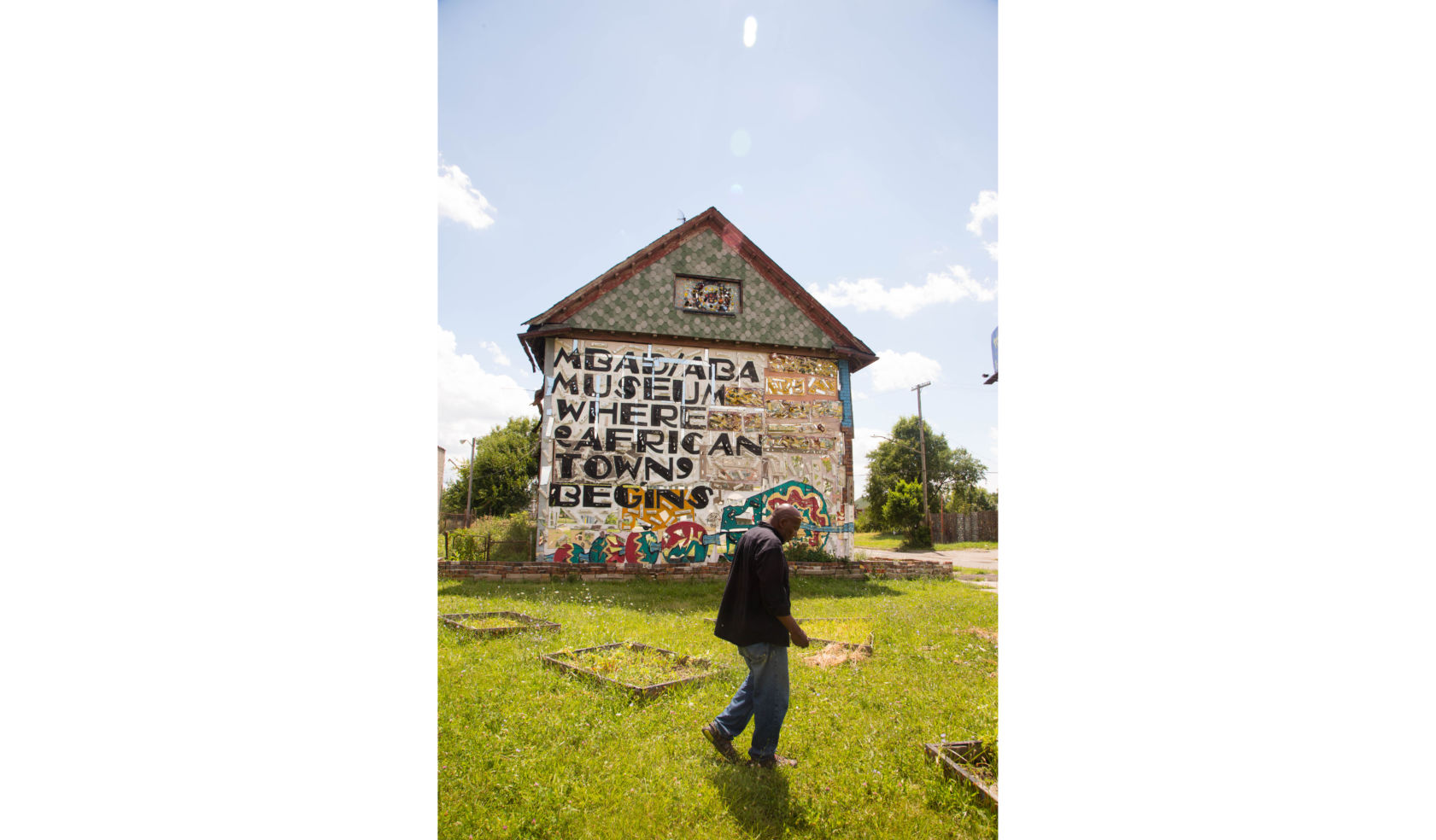 In 1998, for a handshake, Olayme Dabl was given the property where he now has his bead shop and museum. Dabl, a born storyteller, has completely covered his row house in mosaic.