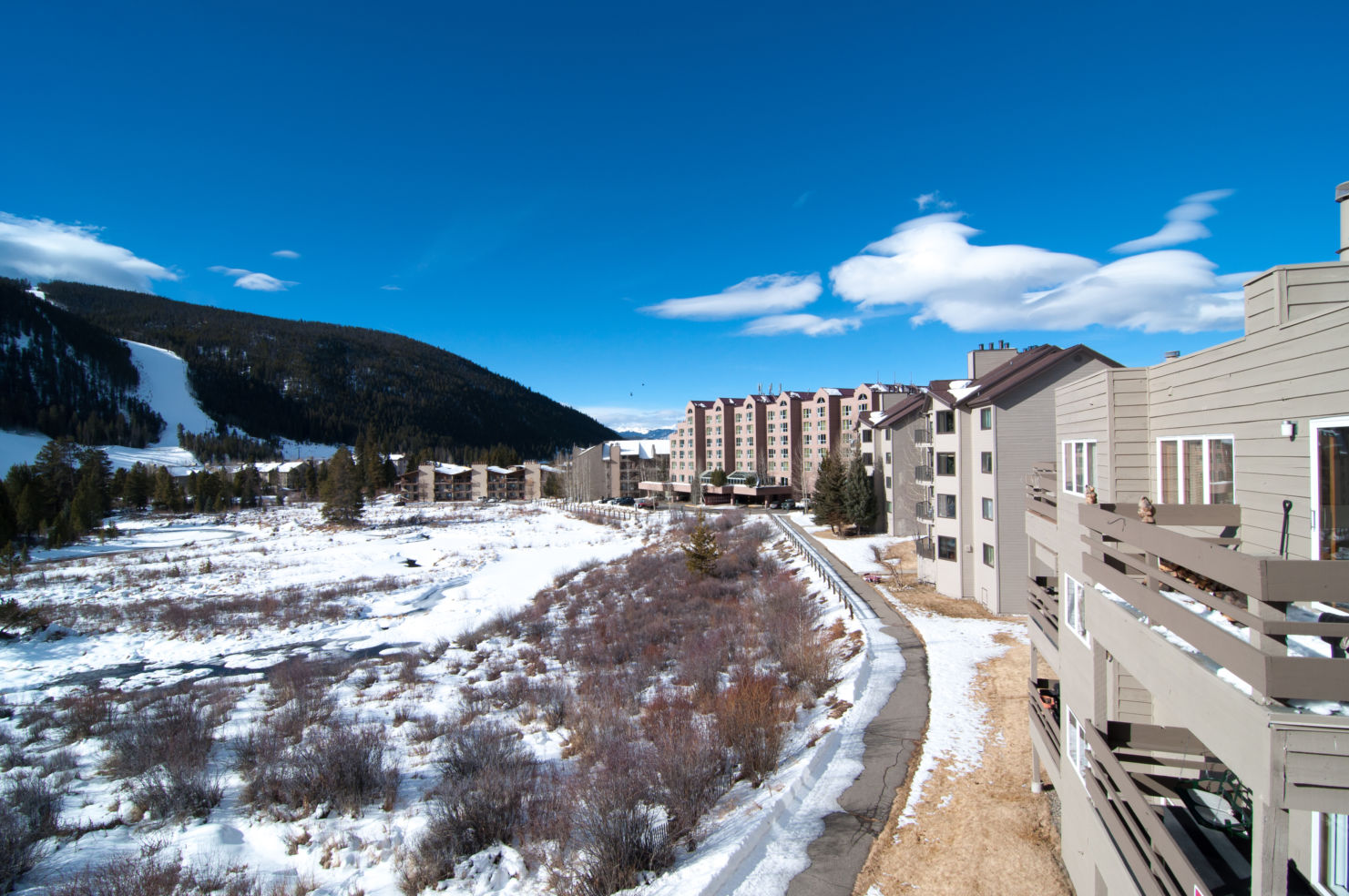 FamilySkiing_Colorado_Keystone_daytime