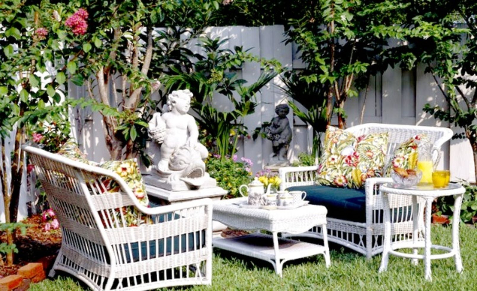 garden area Coombs House Inn