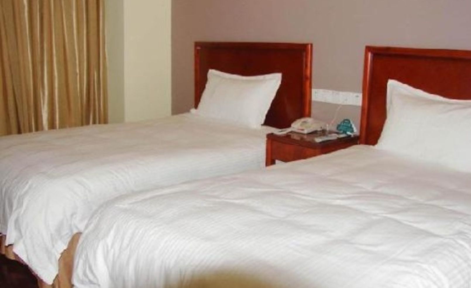 room in Green Tree Inn