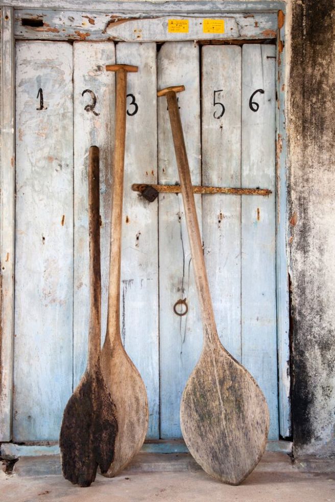 wooden paddles in kerala