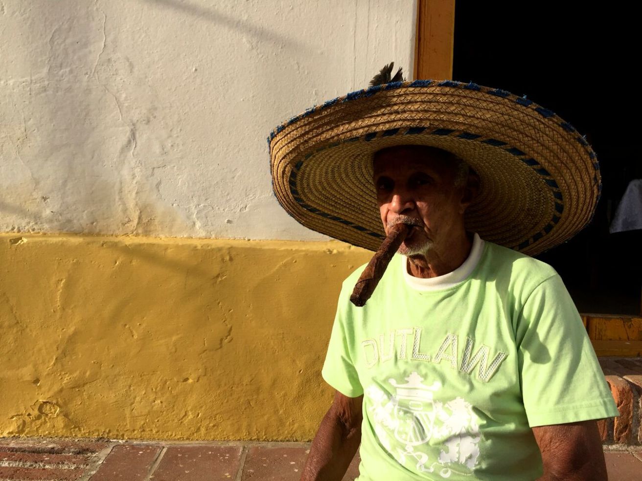 Man with hat and cigar in Cuba