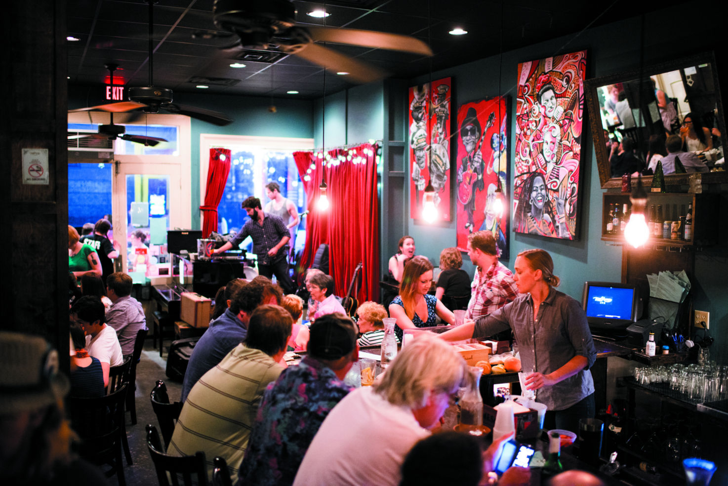 The bar and tables fill up as the Andrew Duhon Trio sets up to start its set