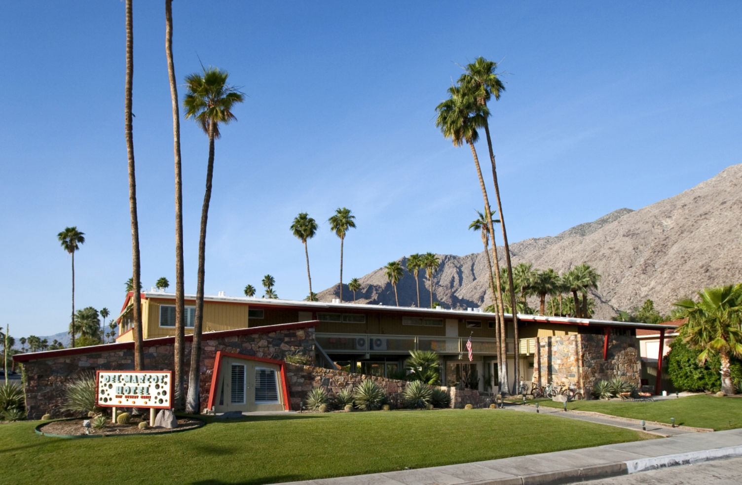 Palm-Springs_hotels_Del-Marcos_exterior