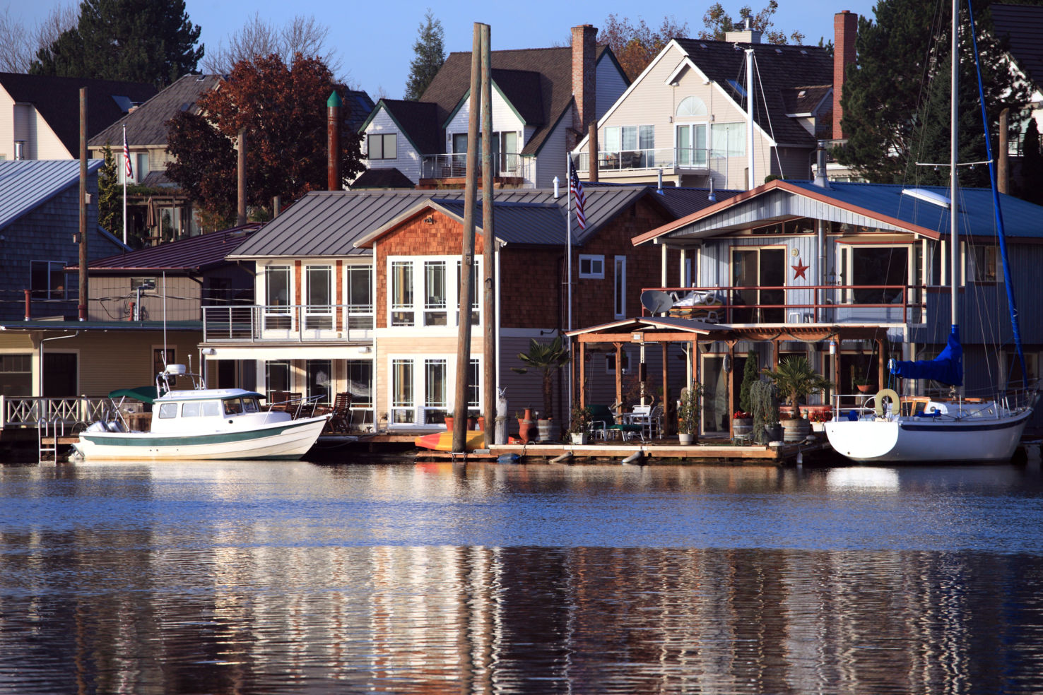 Parked boats and floating houses on a river in Portland Oregon.