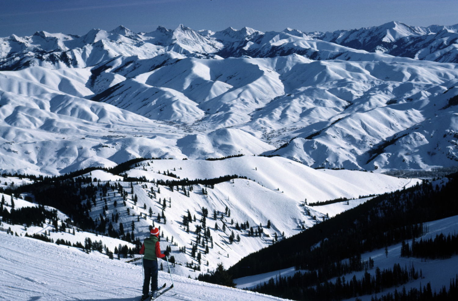 Ski-Resorts_Sun-Valley_skier