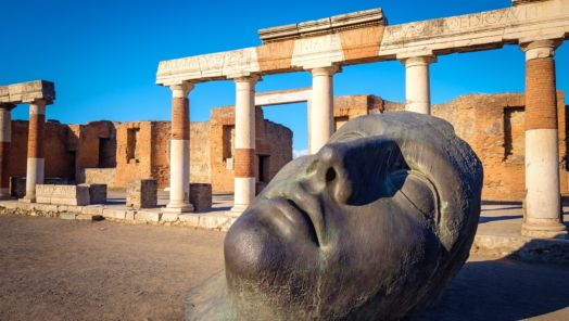 Curious tales of why tourists have been returning “cursed” items to Pompeii tumbnail