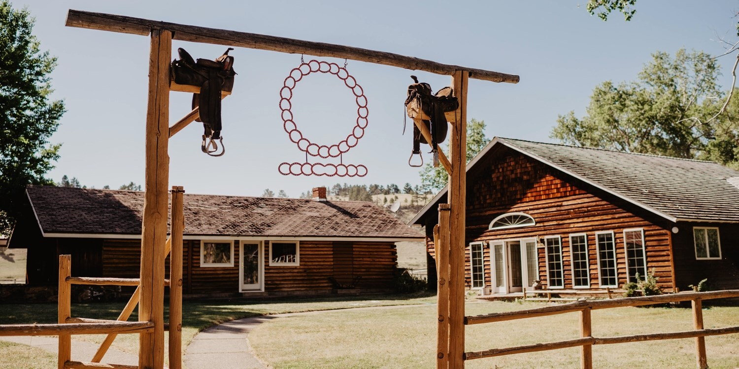 Tzoo 126536 0 1251091 Circle Bar Guest Ranch Entrance cp