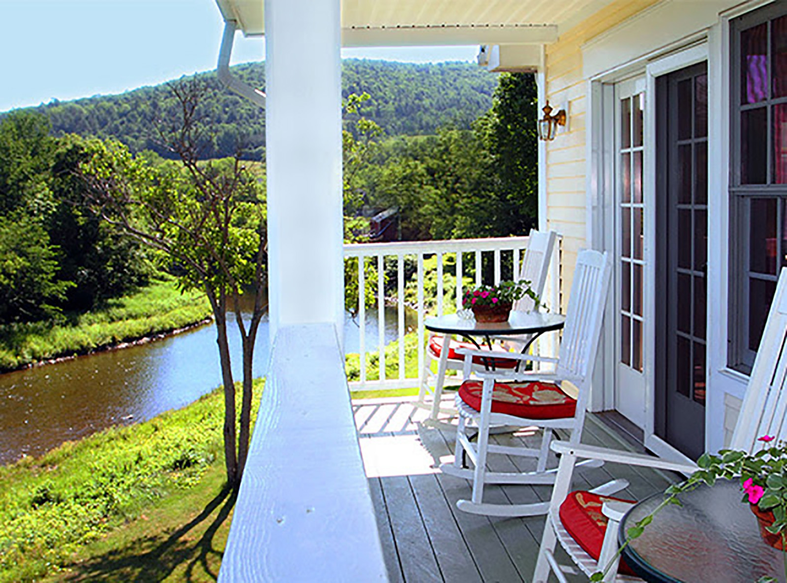 the-shire-in-woodstock-vermont_porch-02062017-103149_original.jpg?mtime=20180619122640#asset:102190